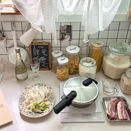 #오감리뷰 프로그램을 통해 제품을 제공받아 직접 사용하고 스타일링한 후기입니다.
저녁 맛나게 드셨나요🍚
저는 집안일 중 제일 귀찮고 싫은게 밥하는 건데 휘슬러 비타퀵 프리미엄 압력솥을 만나고는 매일 뭐 해 먹을까 하는 재미에 빠져 있어요🍚 20년 전에도 휘슬러 압력솥을 썼었는데 오래된 모델이다보니 인덕션에서 작동이 안되어서 아쉽게 헤어지고 그후론 압력솥을 안쓰고 있었거든요.
모처럼 다시 사용해 보니 이건 쌀밥은 기본이고 압력 기능이 있어 각종 요리들도 간편하게 완성할 수 있어서 시간도 벌은 기분이예요. 오늘은 무수분 수육을 했는데 만드는건 세상 간단했지만 살면서 먹은 수육 중 제일 맛있었던 것 같아요🥩 
압력솥 안 내용물이 끓기 시작하면 압력 계기가 금방 올라오는데 그때 불을 줄이고 인덕션 타이머로 시간을 맞춰두면 요리 끝!!👩‍🍳 귀찮아서 요리하기 싫은 분들한테도 딱이예요. 
바닥이 두꺼워서 음식물이 눌어붙지도 않고 짧은 시간안에 영양소 파괴가 적고 맛있는 요리가 완성되더라구요. 무엇보다 밥맛이 너무 좋아서 저는 이제 전기밥솥은 잘 안쓰게 될 것 같은 느낌 :)
저는 22cm 2.5리터를 사용중인데 2인이 사용하기에도 적당하고 4인 가족 한 끼 요리 만들기에도 모자람없는 사이즈 같아요. 사용법도 전혀 어렵지 않아서 요리 초보이신 분들께도 추천해요🤍
#휘슬러 #압력솥 #4인용압력솥 #결혼선물 #혼수 #2인용압력솥
