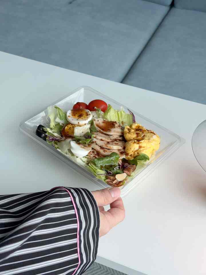 ノートパソコン
毎回ダイニングテーブルを整理するのは面倒ではありませんか？

すでにシルバーを使ってから2週目ですが、
この不快感が芽生えました:)

以前はダイニングテーブルで作業しています。
ご飯を食べるには、ノートパソコンを片付けるのが隠れ面倒でした。

今は別にスペースができて
作業も、食事もはるかにゆったりとなりました。
ソファに座って OTT を見ながらコーヒーを飲む
簡単なおやつを食べるのにもぴったりです☕️

これから私のフィードによく登場しそうですね🥰
よく使ってみましょう！

#シルバーチャサイドテーブル＃ホームカフェ＃エッサ＃リビングソファ





