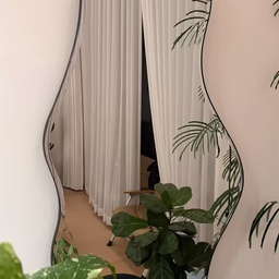 유기적인 곡선 덕분에 딱딱한 인테리어에 부드러운 생동감을 불어넣고 싶을 때 가장 효과적입니다. 일반적인 사각형 액자 대신 사용하면 훨씬 세련되고 감각적인 분위기를 연출할 수 있습니다.
#로얄홈 #로얄홈가구 #로얄홈거울 #거울 #거울인테리어 #거울샷 #거울포토존 #감성인테리어 #거울디자인 #현관거울 #현관인테리어 #거실거울 #화장대거울 #침실거울 #메이크업룸 #비정형거울 #화장실거울 #디자인거울 
