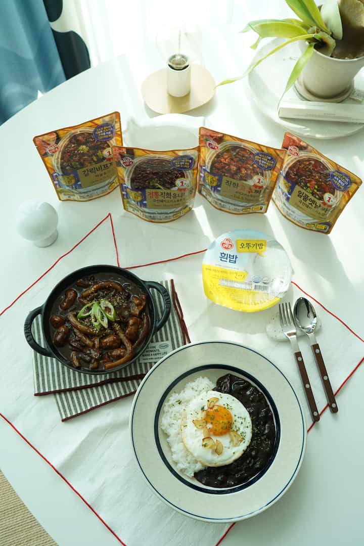 #오감리뷰 プログラムを通じて製品を提供され、直接使用してスタイリングした後期です。 

マートに買い物に行くたびに非常用にぜひ取り組んでおくオトギオズキッチン！ 
いつものチキンマサラとクラッププポットポンを楽しんで食べる 
今回はおしゃれをセットで用意してみました。 
アラカルト昔の飾りにユニチャジャン、ガリックビーフチャジャン、直火唐辛子チャジャンまで〜 
家族の口当たりもそれぞれですが、チャジャソース4つ 
取っておくとどうしても頑張ってるのか！ 
週末が来るのが怖くないですよ。 

電子レンジで1分10秒程度で暖かくておいしい 
編み物が完成するのでご飯だけ準備すれば終わり！ 
それでも主婦としてこのまま終われば残念だから 
卵のフライくらいはやるよ～


甘い子どものおやつと醤油餅を食べたいです。 
オトギ一品昔のデッサンソースを使って手軽に作ってみました。 
国産豚肉に大規模なジャガイモが入っているので 
餅以外に別の材料を用意しなくても 
素敵なトッポッキを作ることができます。 
それでも餅炒めにおでんを抜くと涼しいから 
シュトゥンソク切って入れてくれたら、より心地よく食べることができました。 

炒めた玉ねぎでいっぱいのユニチャジャン 
お急ぎの時、子供一味美味しくお召し上がりいただけると本当にいいですよ。 
ガリックビーフチャジャンは風味にしっかりと噛む肉の味と 
濃厚なジャケットソースのバランスが良かったです。 
いつも辛いのが好きな私は直火唐辛子が最愛でした。 

家族の口当たりをひきつけたおいしいオトギのジャジャソース！ 
電子レンジに簡単に暖めるだけでも 
素敵な一匹がぴったりです。 
食事メニュー 悩むたびに探すことになると思います。 

緊急食糧でぜひ食べてください〜  #오뚜기짜장 #오뚜기오즈키친 #오즈키친짜장 #집밥 #간편식 #짜장밥 #짜장떡볶이 #플레이팅 #오늘의우리집  #저녁메뉴 #콘수프기록집 