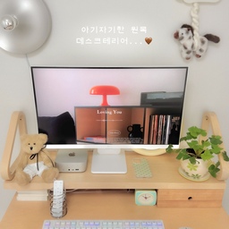 #콘수프기록집 #인테리어노하우 
좁은 책상 위를 넓게 쓰는 저만의 팁은 크고 무거운 본체 대신 미니 PC를 활용하는 거예요! 성능은 챙기면서 부피는 확 줄이니, 남는 자리에 아끼는 소품들을 마음껏 꾸밀 수 있게 되었거든요 ◡̈ 
여기에 스마트 모니터를 설치했더니 PC를 켜지 않아도 OTT를 바로 볼 수 있어서 작업하다 쉴 때도 정말 편해요 .. ♡ 
복잡한 선은 가리고, 좋아하는 것들로만 채운 이 공간이 정말 소중하네요~ 따뜻한 원목 느낌에 아기자기한 소품 한 스푼 더한 데스크테리어 구경하고 가세요🤎
#오늘의집 #데스크테리어 #책상꾸미기 #무타공 #무타공벽선반 #우드인테리어 #화이트인테리어 #셀프인테리어 #집들이 #왓츠온마이데스크 #화이트우드인테리어 #내추럴인테리어 #원목가구 #홈스타일링 #감성인테리어 #우드벽선반 #무타공선반 #무타공인테리어 #무타공벽걸이 #작업실꾸미기 #작업실꾸미기 #작은방꾸미기 #자취방꾸미기 #원룸꾸미기 #투룸꾸미기 #원상복구인테리어 #꼭꼬핀 #액막이명태 