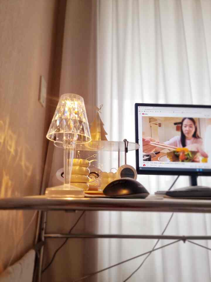 🤍先週末今日の私の家の日常写真です〜

私は掃除と整理整頓が好きなので、週末に午前中に勤勉に掃除と整理

私はベッドでよく休んでいました。 

🤍ベッドに横たわってカーテンを打ち、私のお気に入りのライトをつけて、 

日常のブログ映像を見ながら、とても眠く〜

ジェル好きな時間です🥰

1 ＃今日の私たちの家 ＃コンスープ記録集＃今日の家＃家の飾り＃ランソンハウス＃週末の日常＃寝室のインテリア＃感性インテリア＃ペット犬の日常＃モンスターグラム＃ナチュラルインテリア＃ホームスイートホーム＃ベーキンググラム＃キッチンスターグラム＃サリムテム