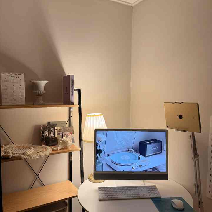 ＃コンスープ記録集＃賢明な消費 

今日は賢明な消費についておすすめの家電紹介していきます！
ラップトップ、パッド、普通のPCは使用されていました。 
オールインワン一体型コンピュータを使用してからは、他のものを使用しないでください。 
＃一体型pcを楽に使用しています。

個人的に感じたのはノートパソコンよりもサイズが大きくて 
一般より携帯性が良く、部屋でも使用 
リビングでも使えてよかったです😀

画面が大きくて映像を見るのがとても好きで、家のどこに置いても不便なく 
よく使われています💕

現在は子育て中なのでキッチン食卓に置いてもたまに使っています 🤣🤍

アップルネオを注文しましたが、2〜3週間かかります、、、
早く受けて使ってみたいのですが、まずイ・フレンドがとても満足度が高くて大きなこと、、
しかし、Appleが与えるそのロゴの力もあるので…期待しています。 

＃書斎＃書斎インテリア＃書斎デコレーション＃書斎デスク＃書斎ルームインテリア＃コンピュータデスク
＃私は歓迎します。 