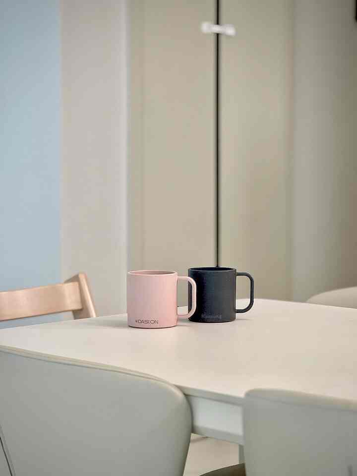 #きれいなテム最高です #コンスープ記録集 いつの間にか子供が大きくてお母さん、お父さんのようなカップを使いたかったんですよ。

ところが大人のカップはどうしても重くて割れるガラスカップが多くて子供には使えなかったんですよ。

ところがこのカップは子供が書くちょうど良い軽さはもちろん、無毒性に環境にやさしい製品なのでとても気に入りました。

さらに、食器洗い機や電子レンジの使用も可能なので、私には本当に完璧なので完璧すぎましたか？

また、刻印可能なので、お返し品としてあげてもいいと思います。 

＃マグカップ＃マグカップおすすめ＃アイカップ＃アイマグカップ＃育児アイテム＃育児日常＃リバートダイニングテーブル＃セラミックダイニングテーブル＃セラミックダイニングテーブルセット＃セラミックダイニングテーブルおすすめ＃セラミックダイニングテーブル6人＃トリップトラップ＃ストーカー