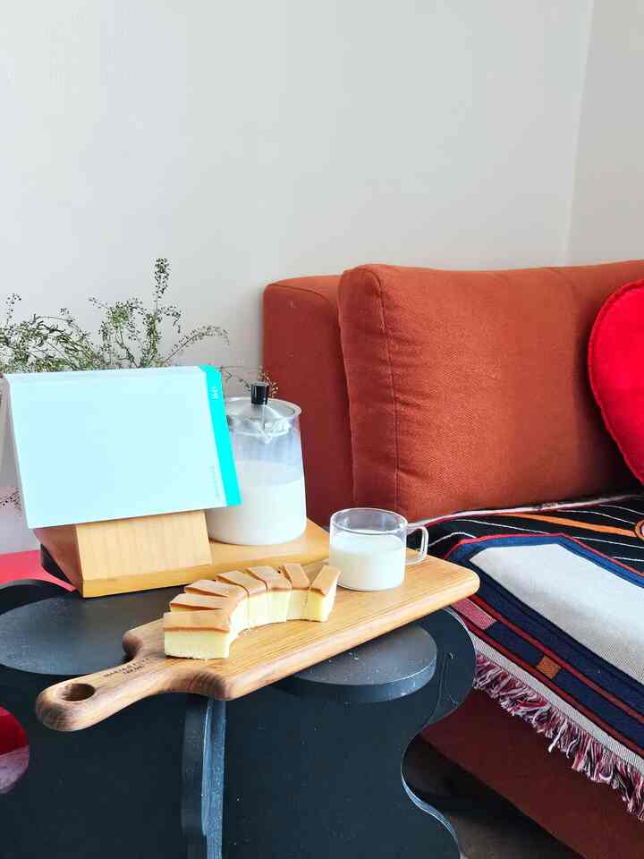 しばらく私の落ち着き、
本一冊広げて何でも冶金冶金食べる時間でした 📚🍰

ところがある瞬間、その場面が丸ごと消えていたんですよ。
ソファの代わりにベッド。
本の代わりに携帯電話。

疲れたから今日はただ横になろう…
この言葉がたまっているので、
こういうわけで肉も蒸して…頭も固まってしまうんじゃない？したい瞬間が来ました。 🚨（緊急！）

だからもう一度宣言しました。
読書の再開。

実際、私のビジョンボードでは
月に一冊の読書が書かれています。
守ってください。
月末に運転して読む方法で。 🤫📖
（仕上げ型人間の読書法）

2～3月は本当に昼食の間もなく働いていた月でした。
その中で私はおやつのルパン女になりました。 🍪

その時残っていたカステラを発見！
カステラといえば何だ？
牛乳だ！

ところで、ただ牛乳は面白くないでしょう。
だからミルクティーを作りました☕✨
思ったより本当に簡単です。
牛乳に茶葉がたくさん、砂糖もかなり入れて、
冷蔵庫で一日熟成。

黒砂糖を使わないので、色はほとんどミルクのようです。
これは何ですか？したいけど、
一口飲むとほのかなジャスミンの香りが広がります。 🌿

見えないが存在感は確実な香り。
まるで普通のドアの後ろに隠れているもう一つの世界のようです。

その一杯持ってソファに座ったら、
二時間は本当にすごい。
ウサギが時計を振ってもわからないほど🐇⏰

カステラ一口、
ミルクティーの募金、
本の1ページ。

この組み合わせは、
小さなアフタヌーンティーパーティーのようです。
私だけのワンダーランドティータイム。 🌹🫖

読書は、
途方もない決意より
おやつ一つの準備から始まると思います。

本を読むのではなく、
本と一緒に遊ぶ感じで。

今月も結局月末に追い込まれるかもしれないが…。
それでもまたソファに戻っただけで
私はかなり満足しています。

ウサギに沿って走るにはまだ遅れていませんから。 🐇✨
あなたの読書ゾーンは最近どのようなものですか？

私のようにまた変身が必要な時点…そうではありませんか？  #오늘의우리집 #콘스푸기록 #콘스푸기록집} #원룸인테리어 #오피스텔인테리어 #맞팔 #맞팔환영 #독서공간 #독서등 #독서존  #티푸드 #간식추천 #카스테라 #원룸오피스텔인테리어 #10평인테리어 #컬러풀인테리어 #색감인테리어 #이상한나라의앨리스

















