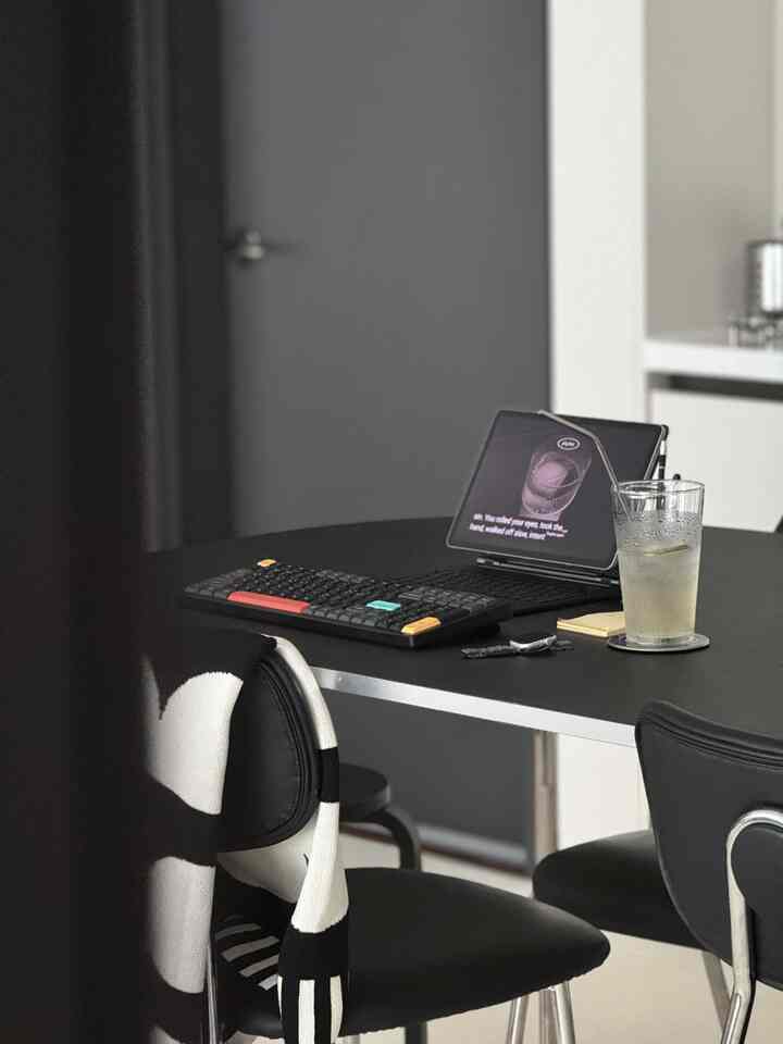 ＃小さな部屋の飾り＃ブラックポイント＃タブレット＃フィットパル 

私は時々このようにテーブルに座って作業することがよくあります。

仕事をして、ちょっと飽きたり、眠くなったりするのに必要なものだけを持って居間に出てくる方です。

この日もそのように出て座ったのにキーボードを一つ変えたと雰囲気がまた違って見えるのですね:)

薄くて小さくて席もあまり占めず、軽くてこんなに持ち上げて出るのにも負担はありません。

あまりダルキーキャップポイントがあって、あまりにもミミットしていないのも気に入りました👍🏻
しかし、これ… 打感は本当に不思議です。
ボグルボグル、モチみたいな感じなのに音はまた静かでずっと押されるような感じです。
（ヨゴヨゴ中毒性はどうですか）

だから結局… 家から書こうと出して出してしまいました🥲 夫に言うんですね…。

会社のキーボードの音が大きいので、これを変えて書くと持っていきました。
ワイヤレスなので、線なしでスッキリ書けることができ、複数の機器を接続しておき、ボタンを1つに変えて使うのも楽で、ノートブックとタブレットを交互に使うときに良かったです。

OSの切り替えもすぐになって機器が変わるたびに別に設定しなくても良いのも楽でした。
こういうのは結局静かで楽なのが長く使われるようです。
（私のキーボードを出して、夫よ^^） 
