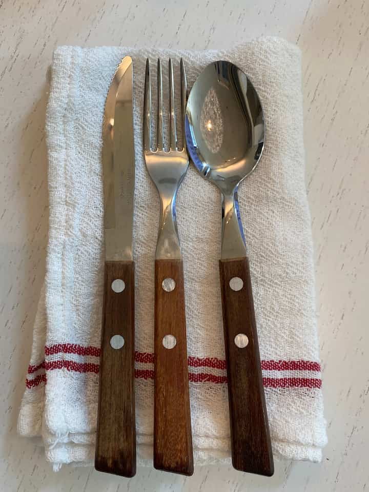 💌FTC 22期5週目ミッション💌

こんにちは！ 5週目2台目のキッチンテムおすすめです！

2つ目のオススメは1.トラモンティカトラリーセット、2.カロクック抵当炊飯器、3.ロックアンロックミルプレップ容器セットです！ 3つのアイテムは、良い価格で機能まで満足したスマートなアイテムです〜

最初に 1. トラモンティナカトラリーセット

あまりにも有名なブランドですよね？最初は綺麗で目が行きましたが、うわさ通り、ナイフは切削力が本当に好きでびっくりしました（ステーキ切ったとき、輝くトラモンティナナイフ！！）
またウッドハンドルであるにもかかわらず、食洗機使用が可能で、コスパ、感性まで全て揃っているトラモンティーナ！ 完全愛情テムです〜

#今日の家 #ftc記録 #ftc22期 #家飾り #セルフインテリア #自家製インテリア #自家製インテリア #リビングインテリア #ホームスタイリング小道具 #マッファル #インスタマッパルウェルカム #複層インテリア #複層オフィス #1家具 #30代1家具 #1階インテリア #1階インテリア #1階インテリア＃コンスプ記録集＃キッチンテム＃キッチンテムおすすめ