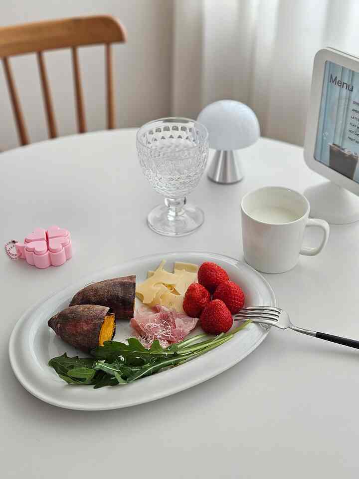 ＃コンスープ記録集

精神なく追い込まれた時間がしばらく頻繁に聞きました。

週末を迎え、寝て寝て起きた娘のために 
きれいにした皿を盛り込んでみます。

涼しい冷水もゴブレットカップに従ってくれると雰囲気最高✨

モダンハウスのいつもメルクカップは 
水を飲むときも牛乳を飲むときにもサイズがぴったりです👍

ゆったりとした週末の午前のかなりブランチ🌸

#ホワイトインテリア #ホワイトウッドインテリア
#ホワイトテーブル #セラミックテーブル
#モダンハウス #モダンハウスマグカップ #モダンハウス食器
#ロスリン #ロスリンオペラ食器セット
＃レクソン＃レクソンミナ＃レクソンミナ照明＃レクソンミナM
#ビレロイアンボッハ #ビレロイアンボフゴブレット #ゴブレットカップ
＃木の椅子＃ウッドチェア＃オークチェア＃トーンチェア
＃ブランチ＃ブランチメニュー＃ブランチプレート＃ブランチボウル
＃ジャンボンブール＃エメンタルチーズ＃ルーコラ 