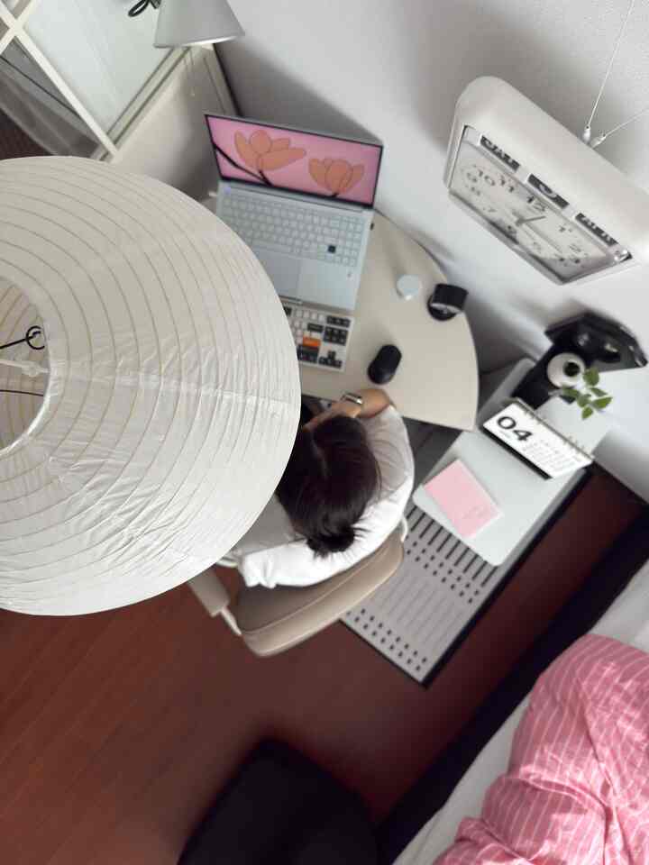 ＃コーンスープ記録集＃デスク引き出し＃鉄製の壁＃作業スペース＃小さな部屋の飾り

航空ショットで撮ったお部屋の作業空間です！ 

私の家のお部屋はお茶のベランダがなく設計された家であり、私はその部分を気に入りました！ 
夫は荷物を置く場所がなかったのですが、お部屋のベランダは掃除も簡単ではなく、むしろスペースをとって食べると不便でした。

ドレスルームオプションも選ばず、より広くなった空間は 
片側の壁を片面だけ作り付けを施工してドレスルームにしておく 
私のワークスペースで構成しました:) 

少しずつ少しずつ変わっていって 
最初のスペースはここではなく、ベッドの一番下でした。 
使ってみると、この席がもっと好きになりました。

