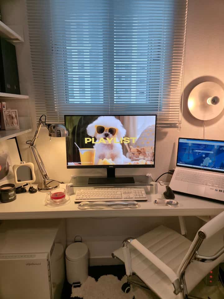 #알파룸인테리어 家の中に隠しておいた自分だけの作業室 :)

私の家は新築アパートです。
アルファルームオプションを選択した場合
👉 1. 空スペース / 2. ドレスルーム
こんなに選べました。

最初はドレスルームを選びましたが、
いつも入居してみると思ったよりスペースが狭くて
活用度がたくさん落ちました。

だから大胆にドレスルームを撤去して
👉隠された書斎空間に変えました。

今はドアを開けると出てくる小さな空間ですが、
自分だけの集中空間であり作業室へ
はるかに満足して使用しています:)
 