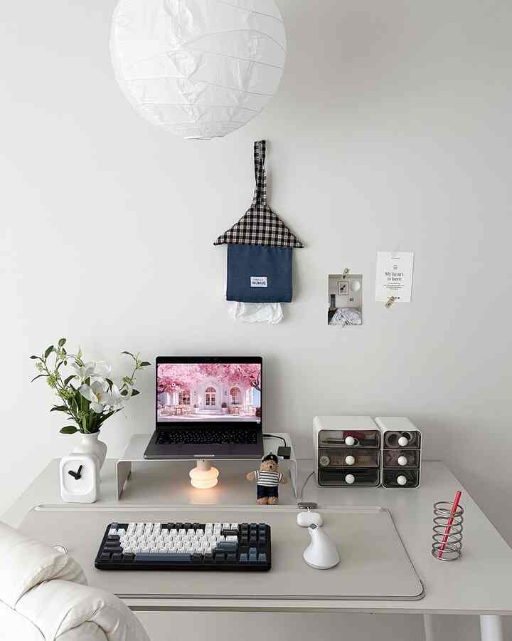 #콘수프기록집  #제품제공

きれいな家にはぜひあるデスク用品おすすめ🤍
春になって机の上に一つを変えるだけなのに、
華やかな雰囲気に変身しました！

