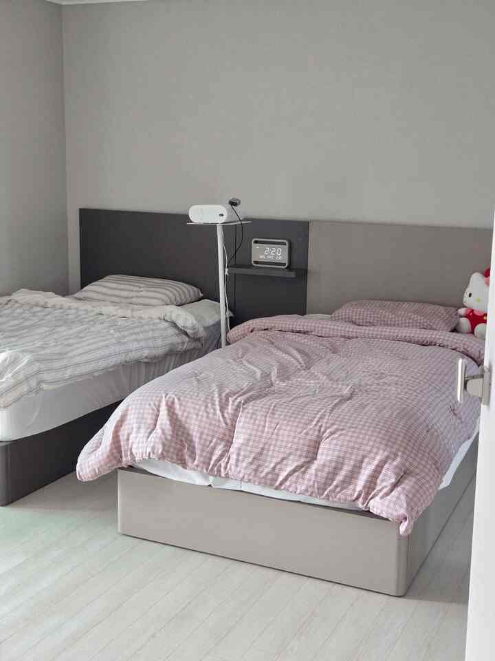 私の家の寝室はツインで子供たちと三人が寝ています。
もともとツインにそれぞれ夫婦同士が楽に寝ようとしたんですけどね😂

子供たちと寝てもツインベッドがしっかり楽でした。

引っ越して初めての寝具はヴィンテージなストライプを超えて綺麗でマティラで購入しましたが、 
長く使っても変形なく素材も良かったですよ🩵

両ベッドに空と黄色で合わせて使う
今度は私のベッドは春と似合うピンクチェックに変えました。

どうしたら今回もヴィンテージですね🥰

春の寝具をまた持ち上げようとしていますが、二人がぴったりと変えてみましょう🤍

＃寝室のインテリア#寝具おすすめ #感性寝室 #ホームスタイリング #ホテル感性寝室 #蜂蜜寝台