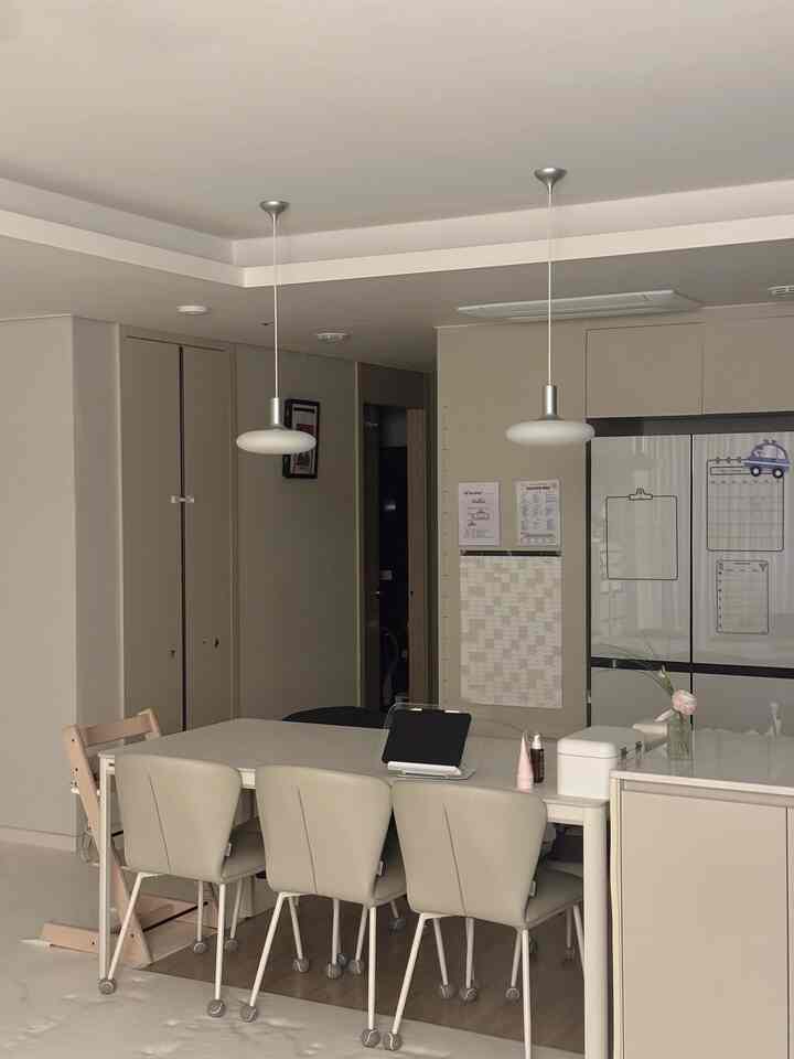 空にするのと同じくらい最高のインテリアがありますか…？

しばらくは可能でしたが…もうすぐ
国民のドア、撃ち、バウンサー…
すべての子供用品が再びリビングルームに出ます。

その時も果たしてリビングの写真撮れますか…。 😂

＃インテリアノウハウ＃ロールマット＃ルールマットおすすめ＃パークロンロールマット＃リビングマット＃照明おすすめ＃ダイニングテーブル 