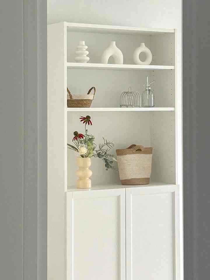 ついに完成したスペース🤎 
実はまだ家具と少なく入ってきていますが、
それでもリビングルームで見るスペースがとてもきれいで、まず自慢していきます:) 
しばらく忘れていた家の飾りの魅力にもう一度抜ける中です！ 🤎
きれいな小物があればたくさん教えてくださいㅎ、、ㅎ

＃コンスープ記録集＃今日の私たちの家＃ビリー＃イケア棚＃イケア＃オックスベリー 
#ビリー本棚 

