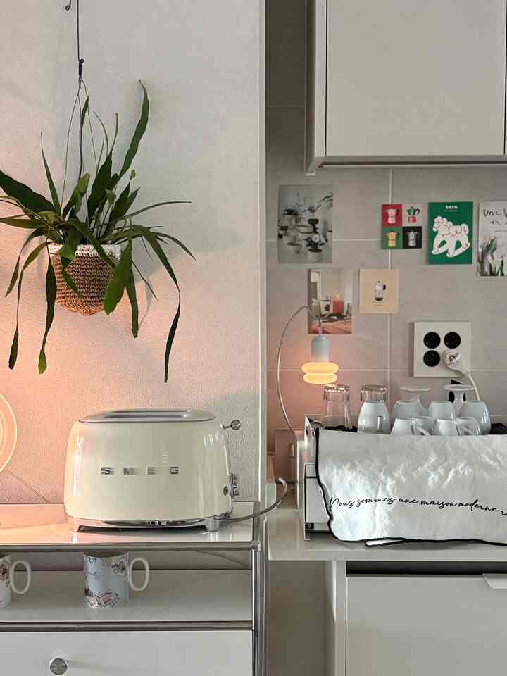 ホームカフェゾンを再整備しました。 
とりあえずIKEA棚をはずしてくれ、額縁も外しました。
棚があるのがなくなるとすごい感じがして、小物たち買うとついてくる使用説明書や保証書はがきたち大体貼ってくれました。これはいつでも削除できます。

空の壁にハンギングプラントも歩いてくれると春元気が感じられると思います。
頻繁に変えなければ、シンナは今日の日常でした。

＃コンスープ記録集＃今日の私たちの家＃私たちの家ホームカフェ＃ホームカフェインテリア＃ホームカフェゾーン 