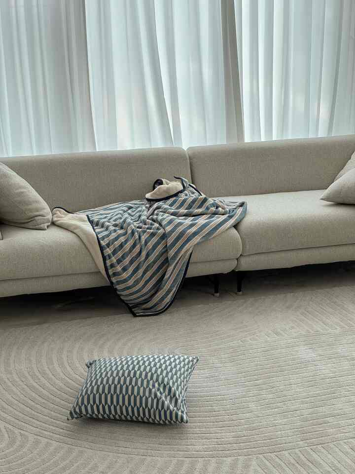 ラグを変えました！

既存に使ったチェックラグは少しコーナーに押しておき、波パターンに変えてみましたが、リビングととてもよく似合っていて気持ち良くなりました。

こんな小さな変化ひとつで家の雰囲気がパッと変わる感じ。

しかし…
ラグタグがありましたが消えて残念です😢
また入れてください… #今日の家

＃素敵なテム最高屋＃コンスープ記録店＃かわいいテム最高屋＃コンスープ記録集＃ロボット掃除機長＃ロボット掃除機収納場＃キューブマルチタブ 