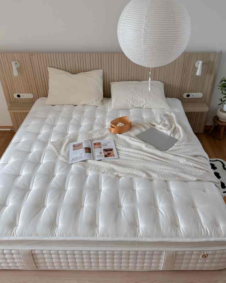 協賛ㅣ快適なマットレスを探すなら？

家順は暖かい春でも外で活動するより
ベッドの上で過ごす時間が一番幸せです！

なぜなら新しいマットレスがありますから…。 ✨

昔は長く横たわると腰がカッコよくしたりもしたが、
マットレスを変えてからは体を隙間なく支えてくれる気がします。

高密度メモリフォーム3種で体を快適に支え、
寝て、隣人が後ろを振っても揺れることなく安定しています。
敏感な人もよく眠れるマットレス！

私はミディアムハードタイプを使用していますが、
しっかり切れずに適度に支えてくれて
寝て起きると確かに開運した感じがしますよ☁️

✔️スリッパシグネチャーマットレスプレステージ（LK/ミディアムハード）

＃コンスープ記録集＃今日の私たちの家
＃スリッパ＃スリップパーマットレス＃新婚夫婦マットレス＃新婚夫婦ベッド＃マットレスおすすめ＃ベッドマットレス＃ベッドおすすめ＃新婚夫婦マットレス＃新婚夫婦ベッド＃今日の家
＃サリムサル＃寝室のインテリア＃寝室のスタイリング＃寝室の装飾 
＃マットレス＃マットレスのレビュー＃ホームスタイリング＃ウッドインテリア 