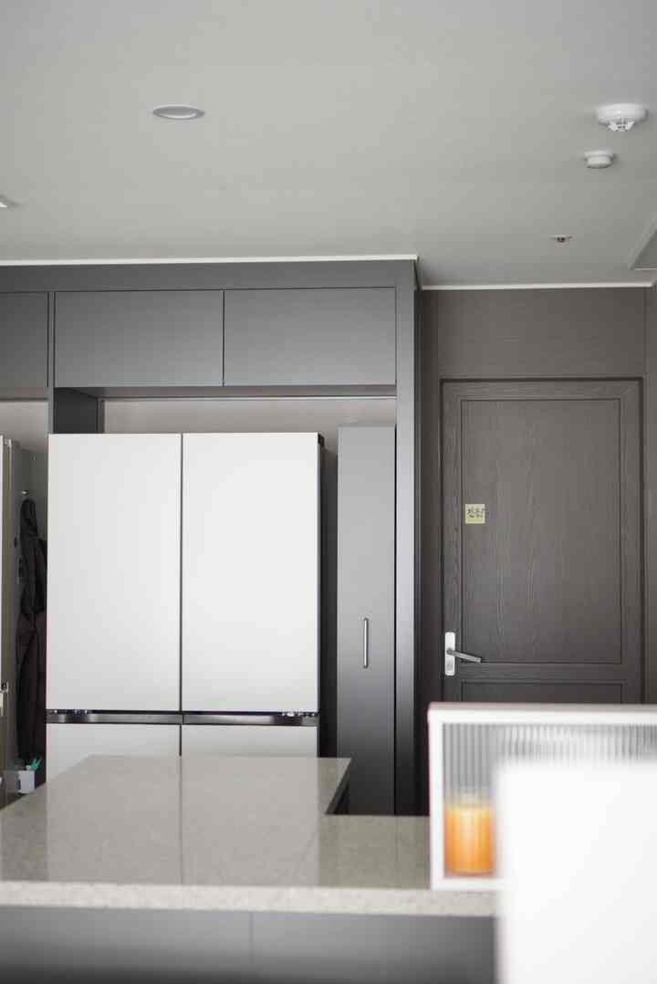 #콘수프기록집 #현명한소비 2

悩みは配送だけ遅れるだけ！キッチンパーティションを見るたびに持ち上げるつもりです。
パーティションの後ろに家電をすっかり隠すと、視覚的に本当にきれいになりましたか？ 
おかげでキッチン全体がしっかり見えます。整頓されたホームカフェ空間を見ると、毎回ヒーリングそのもの..☕️生きるか迷わなかった時間が惜しいほど歴代級賢明な消費でしたね！  #주방틈새장 #홈카페 #제니퍼룸 #커피머신 #네스프레소 #프리파라 