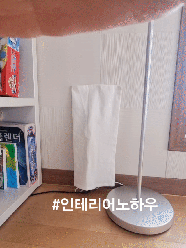 🤍隠すインテリアノウハウ🤍

 インテリアは結局「一綺麗な違い」だと思います。 

きれいな小物を置いても複雑なワイヤーとコンセントが見えたら残念です。
何か2％足りない感じがします。 

こんな時はホワイトキッチンクロス一枚をやってみよう

✅シリコン両面テーブルでホワイトキッチンクロスを貼り付けて

厄介な線を柿のように隠してあげると空間がはるかに整えられて見えます🤍

1 ＃インテリアノウハウ＃コンスープ記録集＃今日の家＃家の装飾＃デスクテリア＃ホームスタイリング＃部屋の装飾＃ミニマルライフ＃サリムハニーチップ＃ホワイトインテリア＃感性インテリア＃隠す＃隠す蜂蜜ヒント＃オンラインハウス