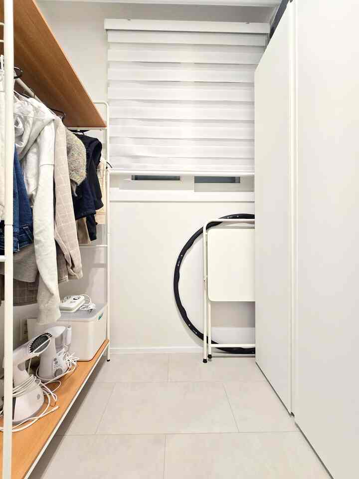 #アルファルームインテリア

我が家アルファルームといえば
寝室の端についたこの小さな小さな空間ですよ😊

もともとドレスルームとして出てきた構造で
固定型ハンガーは2つしかなかった空間でした。
曖昧に感じて果敢に撤去し
クローゼットを入れてきれいにまとめてみました！

確かにワードローブで服を保管する
ほこりも積み重ねて収納力も良いと思います。 
スペースもすっきりしていていいです🤍

ワードローブの反対側には、しばらく着ていた服を歩くことができます。
棚型ハンガーをもう1つ与えて使用しています。
要件またヨガ通り快適で活用度が良かったですよ🤗

本物の小さな空間ですが、
ワードローブの2つにハンガーまで十分に入った
タイトなアルファルームのインテリア（？）完成です🤍

＃アルファルーム＃狭いスペース活用＃小部屋インテリア＃収納整理＃ワードローブ整理＃ドレスルーム整理＃小さなドレスルーム＃棚ハンガー＃マーケットビー