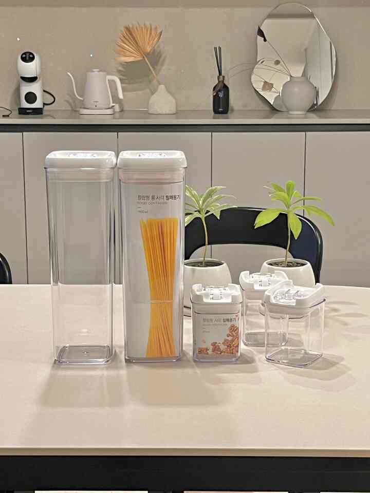 協賛Iアトリエオウォル百量金調和2P
セールを買いました。
砂糖、再びなどは空気露出されたら固まってしまい、解けにくいでしょうか？
だから買いました。
固いの=体にも悪いと思いますか？

以前に密閉容器を見れば、専用の機器で押さなければならなかった。
これはワンタッチポリープ型なので使い方にも簡単ですよ🙌

⭐️1900ml_パスタと綿を入れる用途
⭐️270ml_砂糖、もう一度、ゴマ(?)入れる用途

1900mlには豆や雑穀類を入れてもいいと思います。
夏に米虫や蛾など虫出没するのに、
密閉されたらジはどうですか？？👀

アトリエ五月プラチナ金調和のように置くから
写真のクォルが買います..🤍🤍🤍
週末にパチパチすべきです。


＃セールを買いました＃コンスープ記録集＃賢明な消費＃密閉容器推奨＃ミニ密閉容器＃キッチン整理＃キッチン定理＃冷蔵庫リテール＃サリムテム＃サリムテムおすすめ＃小分け容器＃小分け保管庫＃家の飾り＃アリエオウォル＃パターンプラチナ＃プラチナゴールド＃きれいな植木鉢＃調和＃