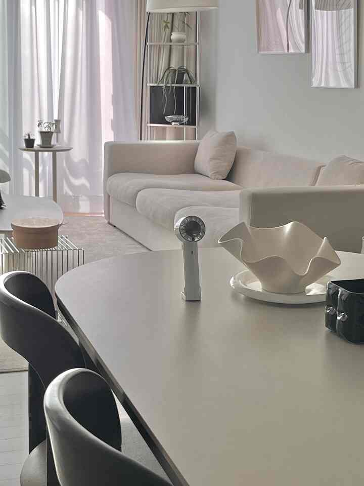 #오감리뷰 プログラムを通じて製品を提供され、直接使用してスタイリングした後期です。

SMIRIA扇風機ミニ冷却ポータブルクーリング卓上製品
夏に扇風機をいくつか書く人は私だけですか？🥵
扇風機の冷涼流は夏になる前に事前に購入する必要があります。
いつも暑くなったら売り切れ/配送遅延/価格を上げます。
私はすでに暑くなって半袖を着ている人に見えました。

🖤総評
✔持ち歩く
✔ダイヤル
✔立てる
ポータブルvs卓上何何を頻繁に使いますか？ 
これは軽いですが、ハンガー型までです。 
ハナロコスパ+活用もグッド！ 👍  #미니선풍기 #여름필수템 #여름준비템 #여름맞이 #선풍기 #충전식선풍기 #휴대용선풍기 #휴대용선풍기추천 #가벼운선풍기   #핸디형선풍기 #와이어선반 #모듈가구 #가벼운가구 #사이드테이블 #홈리 #조명추천 #거실조명추천 #모듈선반 #코너선반 #이씨라메종 #겨울러그 #웜톤인테리어 #플랫포인트 #플랫포인트사이드테이블 #오유테이블
 









