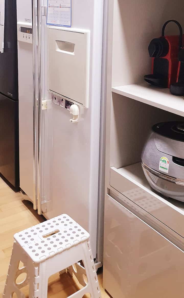 🤍普通の冷蔵庫ですが、😆チャレンジにスプーンを軽く乗せてみてください。笑

 冷蔵庫の上部に高い上場があるのに高くてよく書くのが難しいじゃないですか～

✔それで私は折りたたみ式スツールを冷蔵庫の隙間にすっかり保管しておいた。

上場に上がると手軽に取り出して書いてますよ～

✔スペースを取らずに必要なときだけ取り出して書く私だけの小さなチップですよ〜

＃冷蔵庫よく書く＃今日の家＃キッチンインテリア＃ニッチ収納＃折りたたみ足場＃ニッチスペース＃サリムテム＃キッチン収納＃ホワイトインテリア＃スペース活用＃ライムハニーチップ＃収納整理＃ミニマリスト