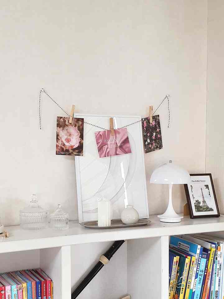 🌸私たちの家春ワームインテリア〜

この写真は昨年の春に春の感じはがきはがきで飾った私の家フォトゾーンです〜

ホワイトトーンベースにきれいなピンクのポストカードを置くとよく似合います〜

💗春はがきだけでも春の雰囲気を出すことができてよかったです🥰

＃春ワームインテリア＃春インテリア＃ウォームトンインテリア＃今日の家＃ホームスタイリング＃ホワイトインテリア＃ナチュラルインテリア#春が来た春