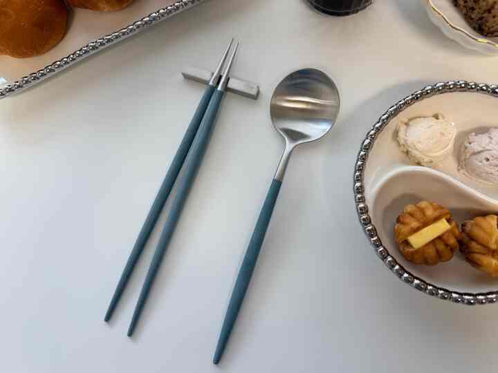 ＃コンスープ記録集 

キューティポールゴアドブブルーカトラリー2人組セット💙

食卓の上に小さな変化を加えただけなのに日常がさらに特別になりました。 
ほのかなドブブルーカラーとスリムでエレガントなデザインが加わります
 普通の食事も感覚的な瞬間に仕上がります。

ディナースプーンと箸で構成された実用的な2人セットで、 
優れたバランス感と柔らかな使用感まで満足でした。

 韓国料理からブランチ、ホームカフェまでよく合い、活用度が高く、 
プレゼント用にもおすすめのプレミアムカトラリーです:)
 
＃キューティポール＃キューティポールゴア＃ゴア＃カトラリーセット＃新婚夫婦プレゼント 
＃家の贈り物＃プレミアムカートラリー＃スーザーセット＃テーブルウェア 
 ＃カトラリーおすすめ＃ダイニングテーブルスタイリング＃かわいいカトラリー＃キューティポールスープ





