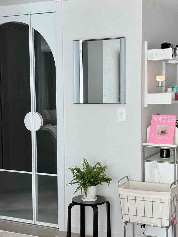 あちこち移ってよりが、自然にこの場に来ることになりました。

床に期待置きもし、額縁レールに掛けておいたり、
釘打ちの問題のために数ヶ月間悩んでいましたが、結局実行に移しました。

通り過ぎながら一度ずつ照らしてみるようになり、
ソファから見ると、スペースもはるかに広く見えます。
週末の一日の中で最も満足です。見るたびにぷっぷり。

大きく変えたことはないのに、
こんなに座ってから雰囲気が少しお洒落だと思います。
床に置いた時も良かったのですが、席をつかんでくれればもっと安定して見えます。

＃コンスープ記録集＃かわいいテム最高屋＃フラットポイント＃ティーンミラー
