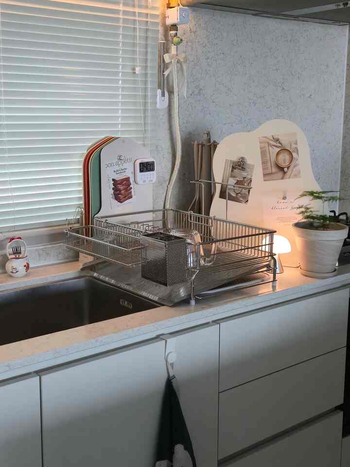 食器乾燥機＃ロギンを使って撮影してみました。

私の家のキッチンです！
キッチン側は引っ越したアパートのそのままのキッチンです。
壁のタイル柄がちょっと気に入らず、シートを貼るかと思ったら、一度そのままにしましたよ🥲

写真を撮るたびに何かを変えたいのにする気がします。

⏖⏖⏖⏖⏖⏖⏖⏖⏖⏖⏖

まな板は#モドリ製品を1年半ほど使用中です。
パーティションはみんなよく知っている＃スタジオムード製品がとてもよく使われています。

#キッチンインテリア＃花粉を育てる＃ムードランプ＃レクソンミナ＃照明インテリア＃キッチンツール＃シリコンドマ＃鉄製インテリア＃マグネットインテリア