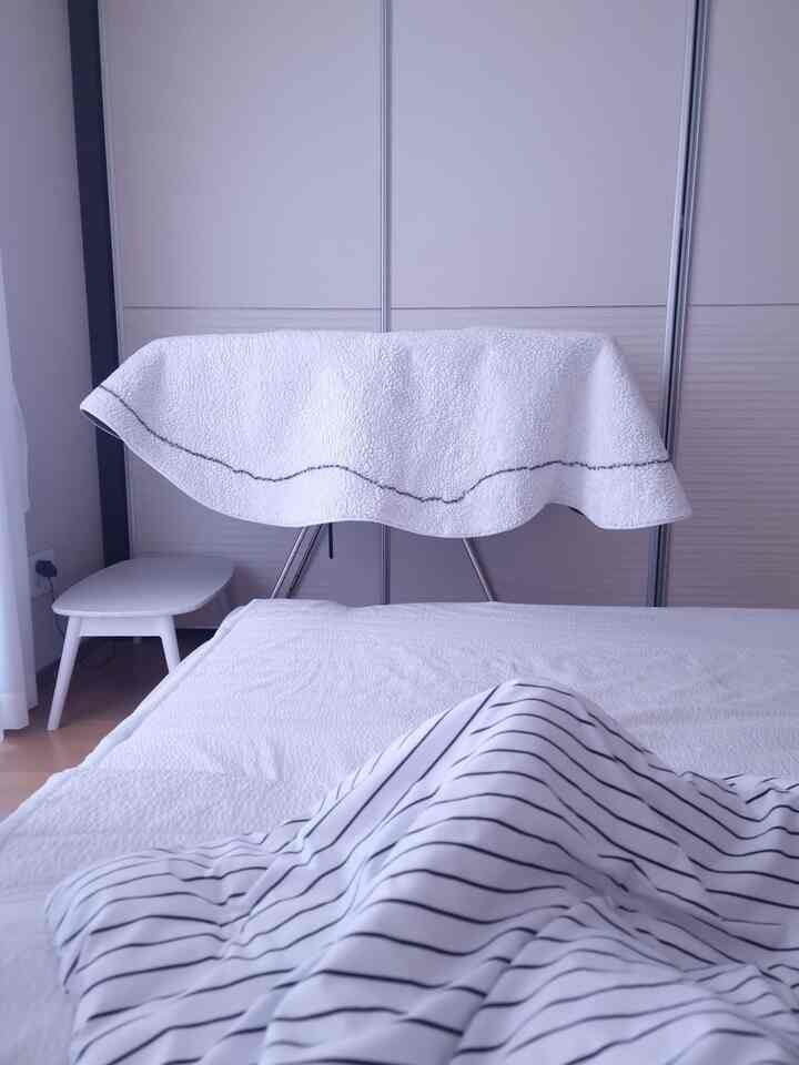 🤍週末に冬のラグを今吸いました;; 🤍

先送りして先送りするのはとても涼しいです〜

✔ラグはウールシャンプーでぬるま湯に繊細なコースに戻します。

日陰で乾かしてくれました〜

週末に撮った写真です。

私は家の中でいくらか寝て寝ました〜

＃今日の私たちの家＃コンスープレコードハウス＃ホワイトトーン＃寝室のインテリア＃寝室のスタイリング＃寝室の装飾＃塗りつぶしスペース＃クラウドラグ＃非定型ラグ＃プリエル＃メッパル＃メッパーウェルカム