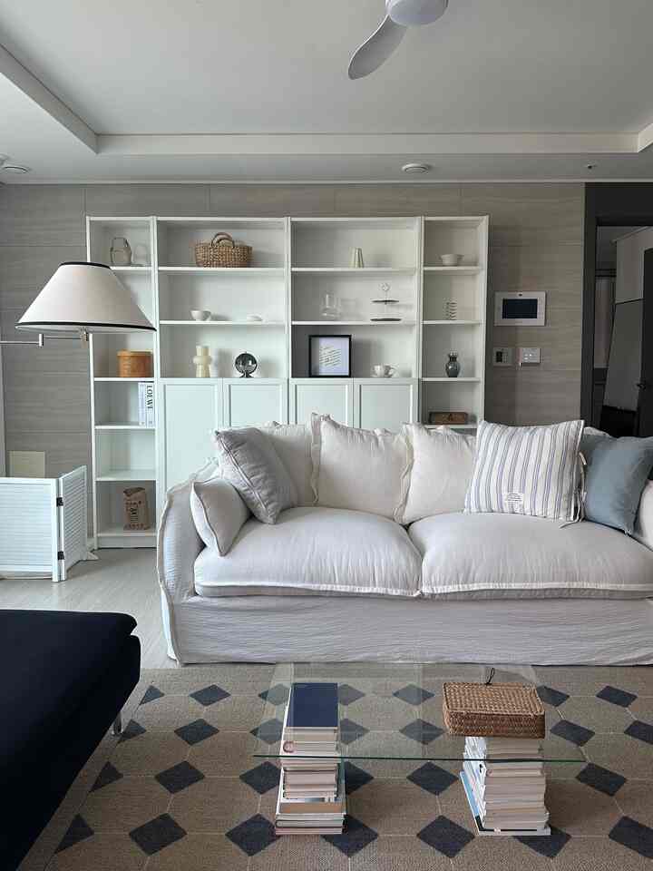 過去1年間、私たちの家のリビングルームの変遷史を紹介します - 


昨年5月初めのリビングルームの姿です。

IKEA ビリー長を並べてその前にソファを置きました。
入居前にインテリアを構想しながら考えた姿そのまま再現したし
構造自体はかなり気に入りましたが、何かイケアビリ場とソファの中心点を合わせたいと思いました。 

