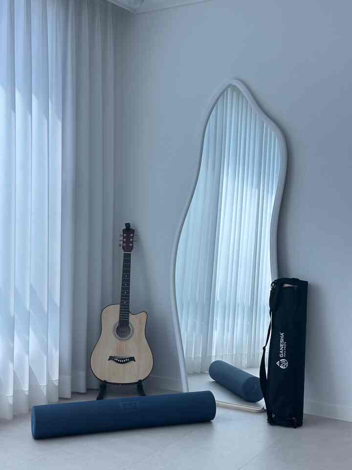 #요리조리배치마법사 #오늘의집 #FTC22기 #거실인테리어 #홈트존 #전신거울 #비포애프터 #미니멀라이프

✨ 今日の家 FTC22期 七番目ミッション2 [#요리조리배치마법사] ✨

こんにちは。プラミエル_です。

家具が多くない方なので、私たちの家は家具を移すより「空いている空間をどのように使うのか」を決めるのが配置の始まりでした。リビングルームの一方に小さな変化を与えた私たちの家のコーナーです。

1️⃣ 空間の性格を変える - ギターだけ置かれたリビングの隅に全身鏡を入れました。鏡一つ配置しただけなのですが、視界が広がりながら空間がより広く見える効果がありますね。

2️⃣自然な銅線 - 鏡の前にヨガマットを一緒に置き、銅線をシンプルにしました。リビングの中央を占めずに、いつでも軽くストレッチできる自分だけのホームトコーナーができました。 😊

3️⃣ミニマルな配置 - 多くの家具を置くよりも、必要なものだけで満たして余白を生かしました。 
日当たりの良いカーテンの横なので気持ちよく滞在する空間になりました。 ✨

