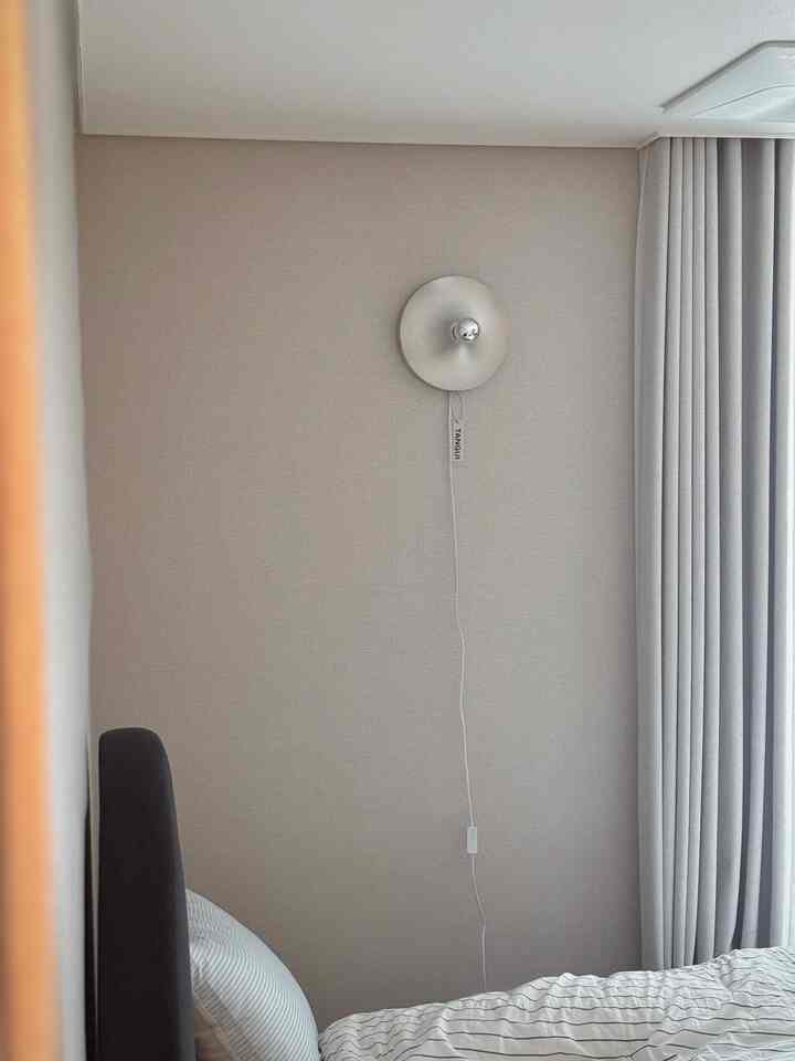 #私たちの家の追求 #モノトーンのインテリア私たちの家の追求 🖤🤍

私たちの家のスペースの中
寝室を一言で表現すると「静かな重み感」

派手ではなくても大丈夫です。 
多くなくても大丈夫なそんな空間を作りたかったです。

黒と白、その間どこかの未完成の空間
はねないが、明らかに存在感のあるものだけで満たされた寝室。

夕方には、1つの照明が壁をほのかに照らし、
朝はカーテンの間に光が静かに染み込む瞬間。

その時間が私の好きな寝室の様子です。

＃寝室＃寝室インテリア＃寝室飾り＃寝室スタイリング＃寝室照明＃寝室照明おすすめ＃寝室家具＃寝室ラグ＃寝室カーテン＃寝室コラボレーション＃マンゴーチョンウク＃寝室ムードなど＃寝具セットおすすめ＃ホワイトインテリア＃ベッドルームムード＃ベッドルーム引き出し