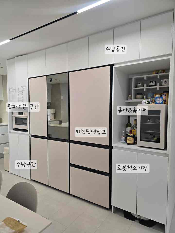 #冷蔵庫

インテリアノウハウの時も一度紹介した
私の家は冷蔵庫ですが😊

引っ越してから今まで 
本当によくやった！やっている空間です🙈
既存の冷蔵故障をすべて撤去し、
私たちの家のニーズに合わせて新しく作ったカスタム冷蔵庫です！

しっかりと飛び出した冷蔵庫は嫌いです。
キッチンフィットにぴったりのサイズで入れてすっきりまとめました。



#キッチンインテリア

