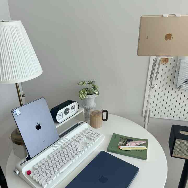#デスクセット 
今部屋や居間ごとに赤ちゃん用品が1つずつ置かれていますㅎㅎ
それでも私に勝手に飾れる空間は 
デスク… 😊 いつかはまた戻ります。

今回、夫は＃MacBook＃Apple Neoを買いました💕
AppleはPadとPhoneだけを試して初めてです！よく適応する必要があります！

これからはおそらく＃デスクテリアに陥ると思います🤍

今日も私の空間で野心的に誤ってブログ活動しなければなりません。 
もっときれいなこの空間のために、、、買い物に行く銃銃🤣


＃パール＃パールウェルカム＃パレット＃デスクテリア＃デスク＃デスクアクセサリー＃デスク飾り＃日記＃アップル＃アップルウォッチマウントテーブル＃タイプライター＃モダンハウス＃モダンハウスパーツ＃照明＃照明インテリア＃パッドマウントスタンド 
