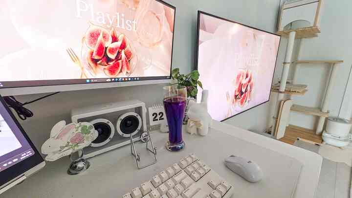 ホワイトとナチュラルトーンのホームオフィス、デュアルモニターとキャットタワーが配置された雰囲気のあるインテリア