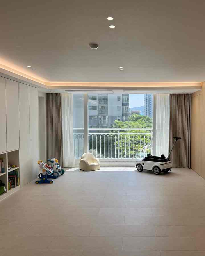 ソファがないと、リビングルームがこんなに広がります。笑

遺物写真発掘して発見した「ソファリス」時代の我が家。

空のリビングルームが与える独特の落ち着きのおかげで
きれいに美味しかったその時その空間です。