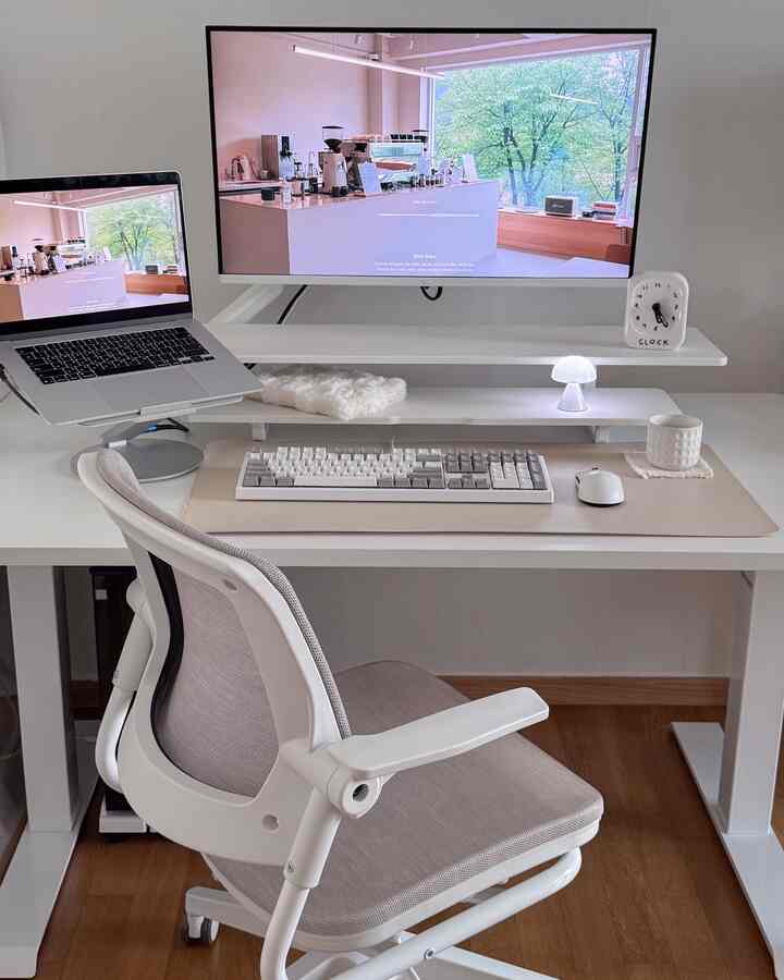 仕事が良い、きれいなホワイトデスクセットアップ

1. 夢想カンパニー 2段モニター棚
：モニターアームでモニターを空中に浮かせてスペースを確保し、
2段モニター棚を活用してデスクの上のものをきれいにまとめました。

2. ピッチャーモーションデスク B1
：業務環境に応じて高低調節が可能なモーションデスクです。
立って使っても揺れがほとんどなく安定して、
ホワイトカラーですっきりしながら綺麗になるまで…🤍

3. リカチルX5 Proノートパソコンの台座
：ノートパソコンを床に置く代わりに、据え置き台に浮かんでスペース活用度を高めました。
9 in 1  #모니터선반 #렉슨미나조명  #모니터암 #화이트인테리어 #데스크매트  #모니터받침대 #모니터선반 #방꾸미기  #데스크용품 #데스크조명 #데스크인테리어  #컴퓨터방꾸미기 #컴퓨터책상의자 