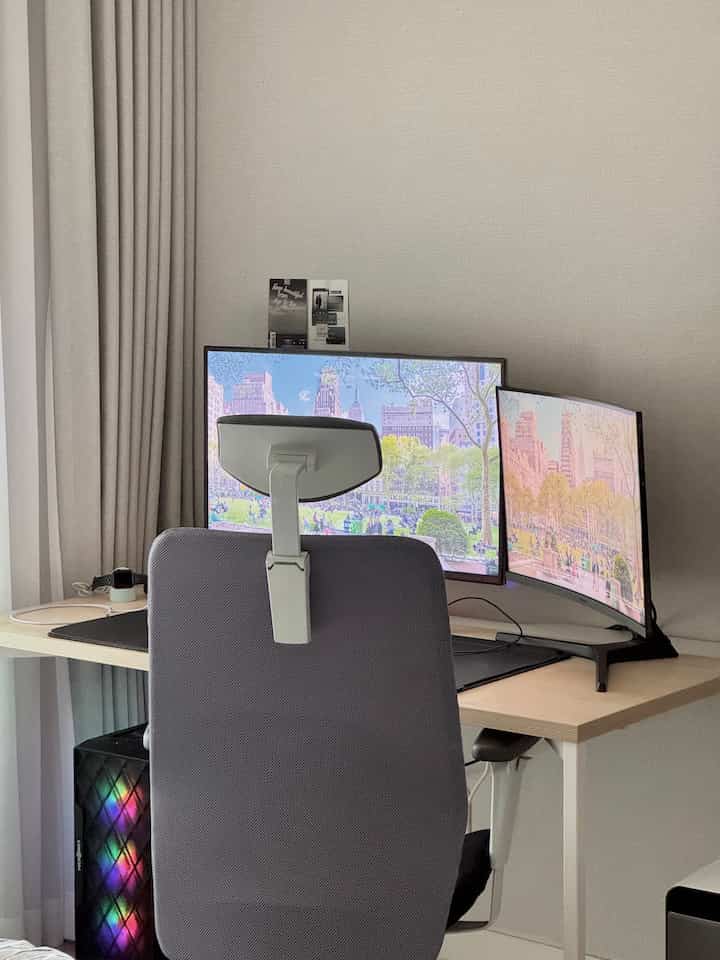 #デスクセットアップ #開発者デスク 寝室のひとつにあるデスク。

開発者夫婦
自宅のコンピュータは基本です。

普段は落ち着いた空間が好きですが、
ここだけは少し違います。

派手なのが好きだから
パソコンはキラキラ、キーボードもキラキラ。

だから仕事が少し良くなる感じなんですよ🤩

＃デスカー＃デスカーデスク＃デスクテリア＃デスク小物＃デスクインテリア＃デスク飾り＃デスクマット＃デスクマットおすすめ＃アップルウォッチマウントテーブル＃アップルウォッチ充電器＃ロジクール＃ロジクールマウス＃ゲーミングマウス＃ハンソンキーボード 