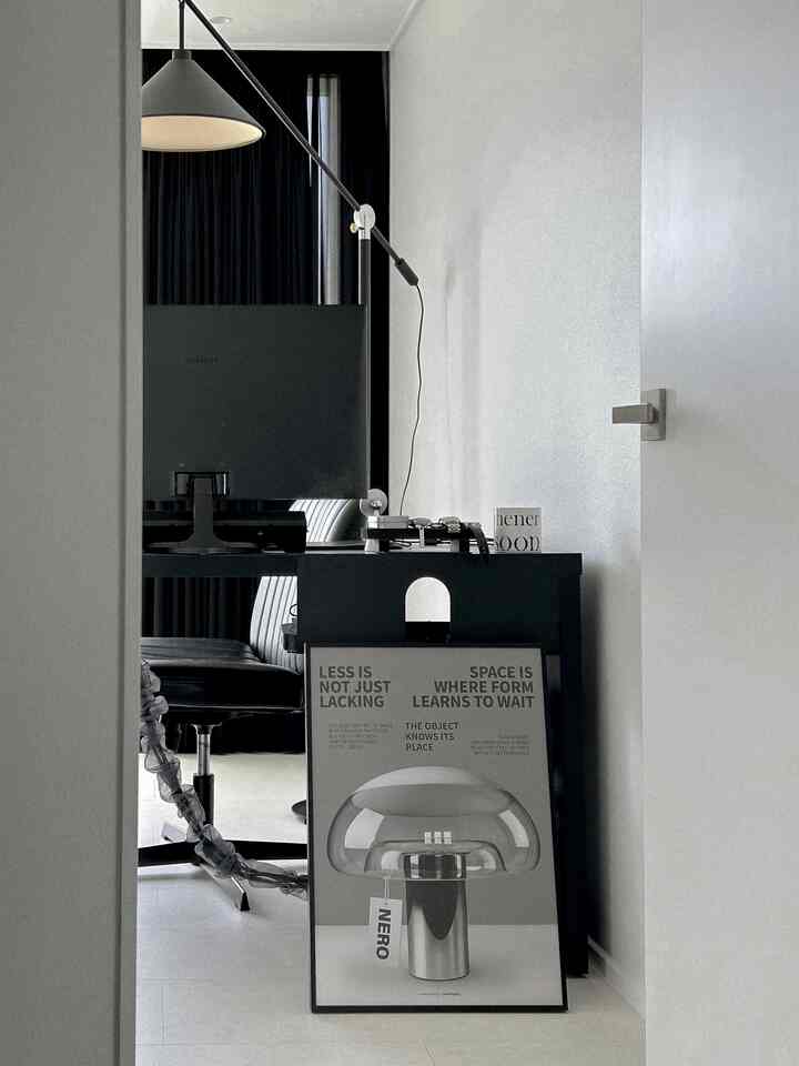 ＃コンスープ記録集＃今日の私たちの家

バンティナは戦線を選ぶ..（大失敗…） 
きちんと隠したかったのに何か2%足りない感じはなぜなのでしょうㅠㅠ😂
それでもそれなりの本体と見たくない部分は インナージョギングポスターを利用して額縁でスッ-隠す 
共有ギャルコンセントも額縁の真上にムタゴンコンセント棚として隠す 
完璧ではなくても額縁とケーブルカバーのおかげでやっと感性を得るㅠㅠ

＃ムータボールシェルフ＃シェアリング＃コンセントシェルフ＃インナージョギング＃インナージョギングポスター＃ケーブルカバー 
＃ツール＃ジャンスタンド照明＃ジャンスタンドおすすめ＃ブラックインテリア＃ソジェインテリア＃モノトーン 
＃ミニマルインテリア＃来る森＃固体脱臭剤 
#コミュニケーション 