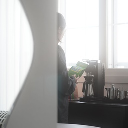 #콘수프기록집 #오늘의우리집
하루 두 번 ☕️
눈 뜨자마자 좋아하는 라떼 한 잔,
한텀 쉬고 따스한 드립커피 한 잔,
이 두 잔의 커피가 주는 행복감이 얼마나 큰지 몰라요
요즘 저와 함께 하는 커피는
스웨덴 스페셜티 커피 브랜드 #리케커피
🇸🇪 북유럽 감성을 고스란히 담아낸
개성 넘치는 브랜드 감성에 치이고,
이어서 부드러운 커피 향과 맛에 또 한 번 치여요
북유럽 커피 스타일답게 로스팅은 굉장히 밝은 편
그러데 맛은 개인적으로 북유럽 여행 중 마셨던 커피 대비
산미가 덜해 덜 날카롭고 더 편한 느낌였어요
‘오제이’ 원두는 진한 견과류의 향이 고소함을 극대화해주면서
살짝 여운이 남는 크렌베리 맛으로 마무리까지 깔끔
'해피니스'는 곱게 그라인딩해 에스프레소로 추출 후
우유를 더해 라테로 만들어 마시면 적당한 산미로 커피 맛을 업그레이드 시켜줘요!
이름처럼 ‘행복’을 주는 커피 (Lykke: 행복)
다음번엔 달콤한 빅 먼데이 원두를 경험해 봐야겠어요~
#스페셜티커피 #Lykkecoffee #스웨덴커피 #북유럽커피 #홈카페 #홈카페그램 #커피타임 #원두추천 #InteriorInspo #morningritual #coffeelovers #ScandiHome #지나집 
