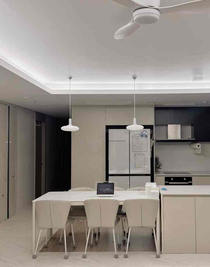 入居する時からそのまま書いている冷蔵庫。

冷蔵庫の横は毎回施工しなければならないし、しなければならず、ずっと遅れている空間です。

代わりに冷蔵庫の上のスペースにはよく使わないキッチン用品を入れておいてそれなりに活用中です。 🤣

完璧ではないが、これがまた現実的な我が家の姿。

＃冷蔵庫よく書く＃キッチンインテリア＃キッチン＃キッチン収納＃キッチン整理＃キッチン前景＃キッチンランプ＃ダイニングテーブル＃ライマス＃マンゴースクウク＃冷蔵庫＃シーリングファン＃シーリングファンおすすめ＃シーリングファン施工＃セラミックダイニングテーブル＃セラミックテーブルタックセット＃セラミックテーブルトップ＃エルジインダクション＃ロールマット＃パークロン＃パークロンロールマット＃ロールマット推奨＃ビスフォーク冷蔵庫 