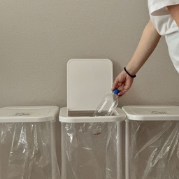 평소 분리수거할 때
큰 택배 상자 나오면 한 번에 몰아서 담아서 내려갔었거든요.
근데 이게 은근 번거롭고 불편하더라고요.
이번에 분리수거함을 써보게 됐는데, 생각보다 훨씬 편해졌어요.
비닐 교체 방식이라 따로 세척할 필요도 없고, 60L 대용량이라 한 번에 많이 담을 수 있어서 자주 비우지 않아도 되는 점도 좋았어요.
입구도 넓어서 부피 큰 택배 상자도 쉽게 들어가니까 
택배가 자주 오는 저희 집에 아주 딱인 제품이에요
#분리수거 #분리수거함 #분리수거통 #분리수거함추천 #살림살이 #살림살이추천 #쓰레기통 #쓰레기분리수거함 #쓰레기봉투 #추천템 #망고졔욱 #맞팔