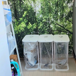 #제품제공
요즘 집에 들인 살림공간 국내산 분리수거함 재활용 DIY 🤍
환경까지 생각한 PIR-재생 플라스틱 소재라 더 마음에 들어요.
가볍게 들고 옮기기 편한데, 또 튼튼해서 오래 쓰기 좋더라구요.
✔ 국내 생산 100%
✔ 대기업 원료 사용
✔ 1차 세척·건조 후 출고라 위생까지 신경 쓴 제품
조립도 생각보다 간편해서 금방 완성!
대용량 60L라 자주 비울 필요 없어서 너무 편해요.
입구가 넓어서 2L 생수병이나 큰 사각 플라스틱 통도 쏙-!
그리고 제일 편한 점은
비닐만 끼워 사용하는 방식이라
가득 차면 비닐만 쏙 빼서 바로 분리수거장으로 가져가면 끝이에요.
따로 다른 통에 옮겨 담을 필요도 없고 통 자체를 씻지 않아도 돼서 관리가 정말 편해요.
종량제 봉투 50L 이상,
가로 60×세로 80cm 이상 규격 봉투 사용 가능해요!!
가볍게, 튼튼하게, 환경까지 생각하는 분리수거함 찾으신다면 추천드려요🤗
