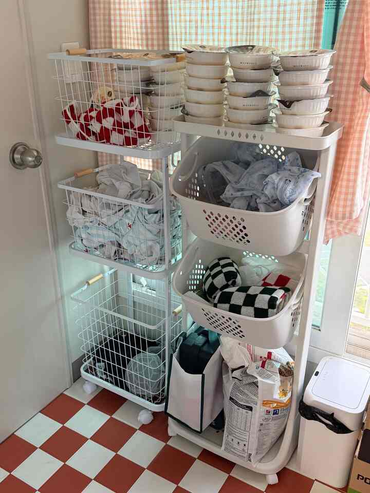 きっと初めて入居した時はベランダも広く荷物もなくすっきりした

一年半くらい過ぎると荷物が多くなってベランダの横の屋外機室の扉も開くのが難しいくらいで荷物がたっぷり…。
ストレスを受けて今回芽を片付けました。

従来の洗濯物かごは安くて購入しましたが、服も思ったよりも多く入らず、耐久性が弱く不安不安

値段は少しあっても丈夫な鉄製洗濯物かご購入しましたが本物の大満足!!

タオル/白い洗濯物/黒洗濯物を十分に入れるのに最適です。
大きさも大きくなく、屋外機室の文房具の際に邪魔することもありません。

まだ完璧に荷物整理戦ですが..それでも屋外機室のドアは今開くことができます！

鉄製洗濯バスケットイチオシ！快適です！ちゃん！

安くて洗濯バスケットは近いうちに処分予定…。

＃26型＃lh＃lhハッピーハウスインテリア＃lhハッピーハウス26型＃ワンルーム＃インテリア＃1家具インテリア
#ベランダのインテリア#狭いスペースインテリア 

