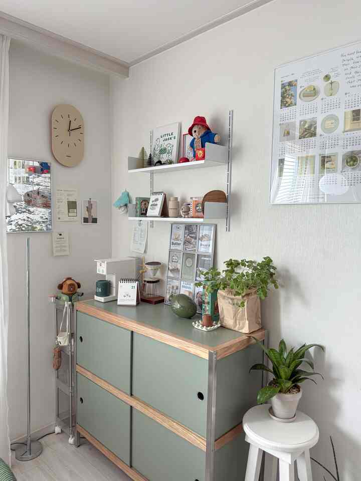#インテリアノウハウ 
春が来ると、ミントカラーの家具と緑が植物がよりきれいに見える空間です:)
実は、、、新婚初めからホワイトラバーなので家にほとんどの家具がホワイトやオフホワイトのカラーなのにヨミント収納場は私が入ったとにかく初めてのカラー家具だと思います。

最初は私の家にこれがうまくいくのか、あまりにも弾むのではないかと心配していました。
今はめちゃくちゃ愛情のある私の最愛空間になりました:)
春に合わせて一生懸命緑も育ててみて、
友達がプレゼントしてくれたカレンダーで一日一日気分転換も出してみて、
最近は窓の外も緑緑だから、さわやかな春がそのまま感じられて上がりますよ💚

＃コーンスープ記録集#小物 