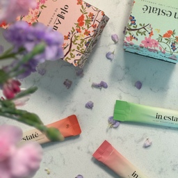 자꾸만 손이 가는 패키지가 너무 예쁜 콤부차 🍹
이전에 ‘납작복숭아’ 맛에 반했었는데,
이번에 나온 자몽허니블랙티랑 샤인머스캣라임도 바로 먹어봤어요.
결론은… 둘 다 너무 맛있어요.
저는 샤인머스캣라임이 조금 더 취향이긴 한데,
자허블도 은은하게 계속 생각나는 맛이라 번갈아 마시게 되더라고요.
찬물에도 금방 녹아서 간편하고,
탄산도 과하지 않아서 데일리로 마시기 부담 없는 느낌.
한 번 빠지면 계속 찾게 되는 이유가 있는 것 같아요 🍃
#예쁜템최고야 #콘수프기록집  #콤부차 #콤부차추천 #조화 #조화꽃 #튤립조화 #세라믹식탁 #리바트식탁 #세라믹식탁세트 #세라믹식탁추천 #망고졔욱 #맞팔 #조화테리어 #촬영소품 #소파 #거실소파 #듀커 #듀커소파 