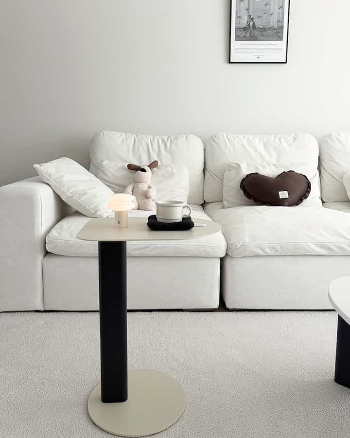 #콘수프기록집 #인테리어노하우 #사이드테이블추천

どこでも開かれる私だけのホームカフェの秘密☕️
ソファに座る時間が長くなるから
まったく手の届くところに小さなテーブル一つあってほしいですよ。

